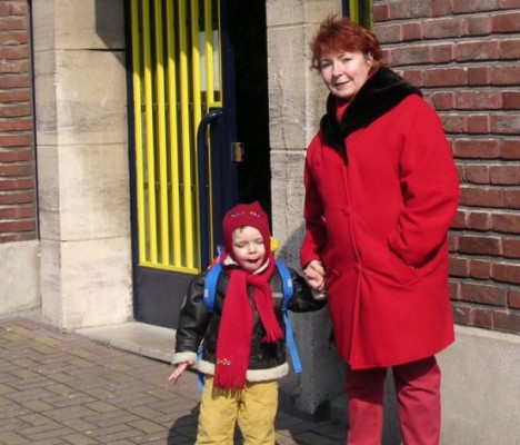 devant l'école avec maman, je suis très content !